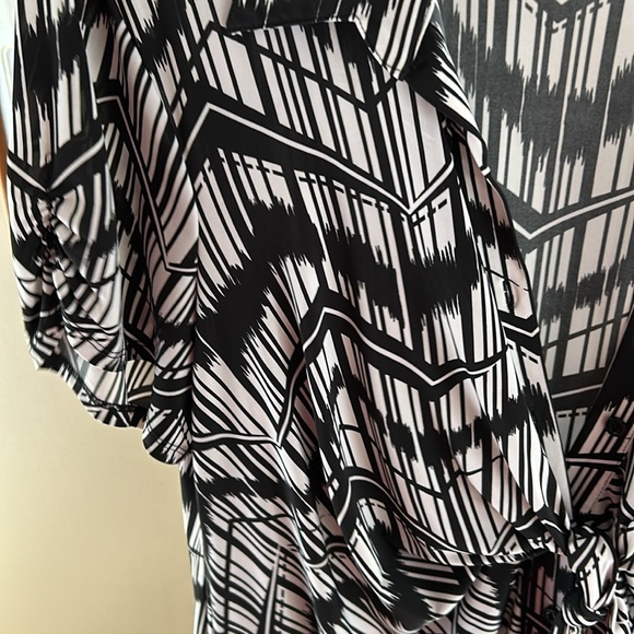 Black and White Top 🩷 - Picture 4 of 8